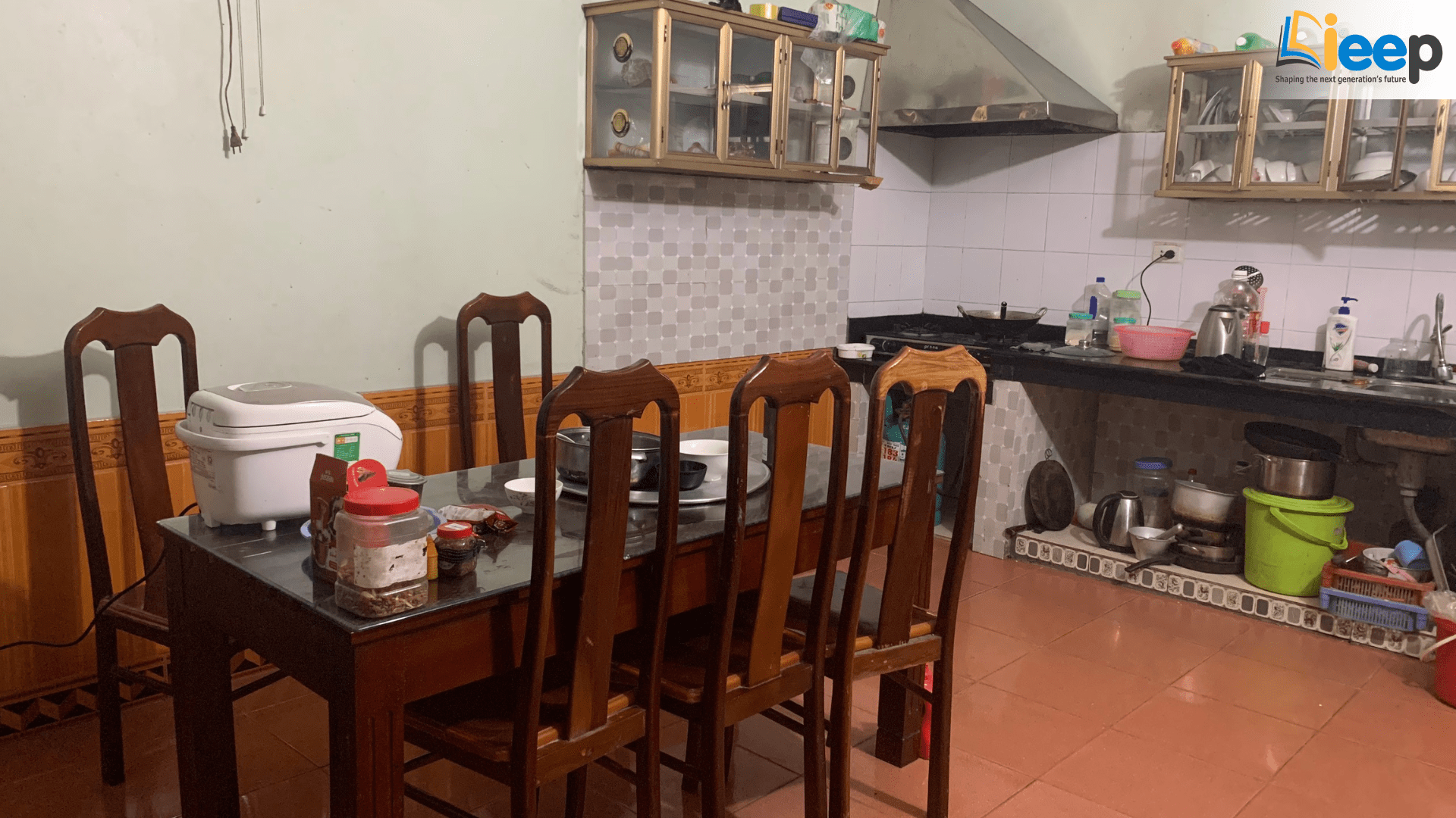 nhà bếp với đầy đủ tiện nghi-min.png